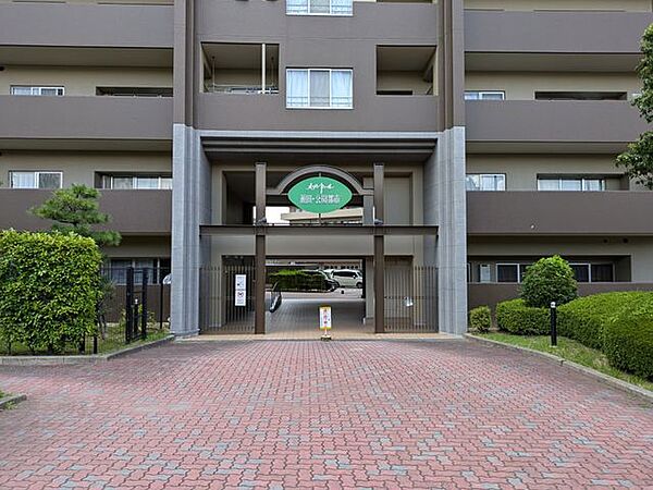 緑の植栽に彩られたゆとりあるアプローチが、訪れる方を優雅に迎え入れます。駅直結の利便性を享受しながらも、住まいとしての落ち着きを感じさせる設えが、毎日の暮らしに安心とゆとりを添えてくれます
