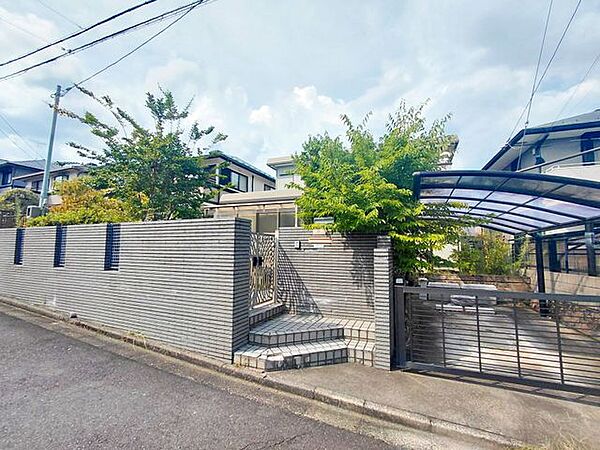 住まい選びは、価格や立地だけでなく、将来の暮らし方まで含めて考えることが大切です。今の段階で気になっていることを、まずスタッフに話してみてください
