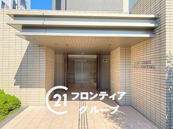 重厚感のある屋根とモダンなラインが融合した気品あふれる入り口です。落ち着いた色調のタイルが高級感を演出し、訪れる人を優雅に迎え入れます。住まう方のステータスを象徴する、品格ある構えが印象的です