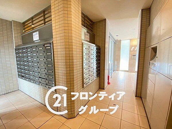 木の質感を活かした温もりある壁面と、清潔感あふれるタイルが調和したロビーです。整然と並ぶメールボックスや宅配ロッカーも完備されており、日々の利便性を高める機能的な空間設計がなされています