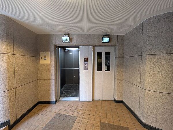 清潔感あふれるエレベーターホールは、毎日の移動を快適にする細やかな配慮がなされています。隅々まで清掃が行き届いた管理体制の良さが、住まいへの愛着と確かな安心感をさらに深めます