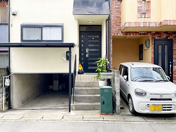 屋根付きのポーチがある玄関先は、雨の日のお出かけや帰宅時にも濡れにくく便利です。手入れの行き届いたタイルの質感が、住む人や訪れる人を優しく出迎えてくれる落ち着きのある空間に仕上がっています