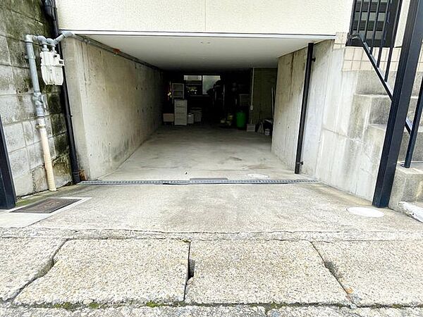 建物の一階部分が駐車スペースなので、荷物の多い日でもスムーズに室内へ運び込めて助かりますね！夏場の直射日光も避けられるため、車内の温度上昇を抑えられるのも車好きの方には嬉しいポイントです