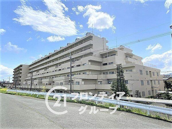 住まい選びは、価格や立地だけでなく、将来の暮らし方まで含めて考えることが大切です。今の段階で気になっていることを、まずスタッフに話してみてください
