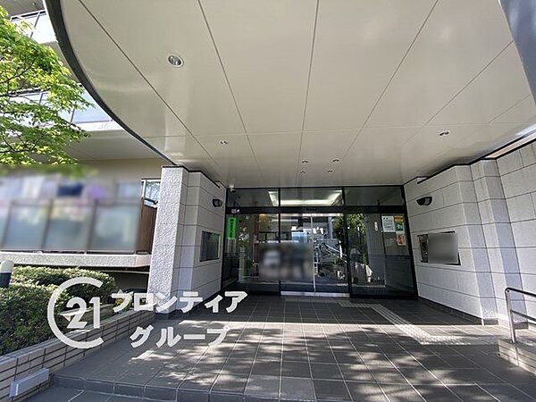 明るく開放的な空間が広がる清潔感に満ちたエントランスアプローチですね！美しい円形の屋根が優しく訪れる人を包み込み穏やかな時間を演出します