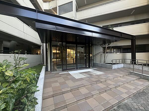 洗練されたデザインの庇と整えられた美しい床面が訪れる人を上品に出迎えます！外の喧騒を忘れさせる落ち着いた雰囲気が心地よい安らぎの時間をもたらしてくれる