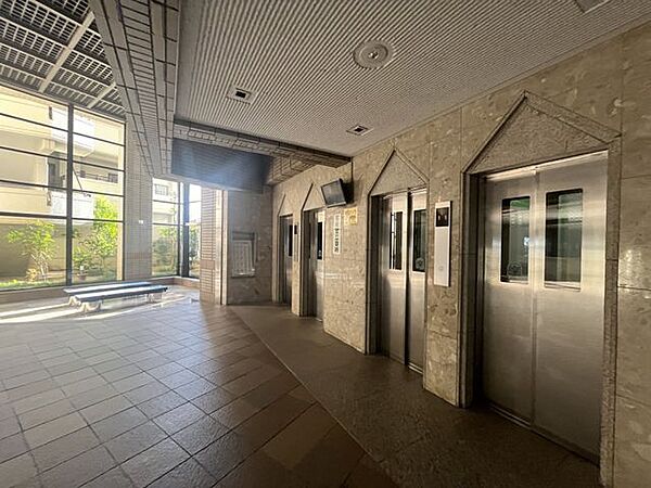 整然としていて明るい光に満たされた清潔感あふれるエレベーターホール！スムーズな動線を確保した使いやすい空間が日々のストレスのない暮らしを叶える