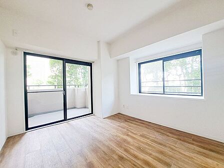 住まい選びは、価格や立地だけでなく、将来の暮らし方まで含めて考えることが大切です。今の段階で気になっていることを、まずスタッフに話してみてください