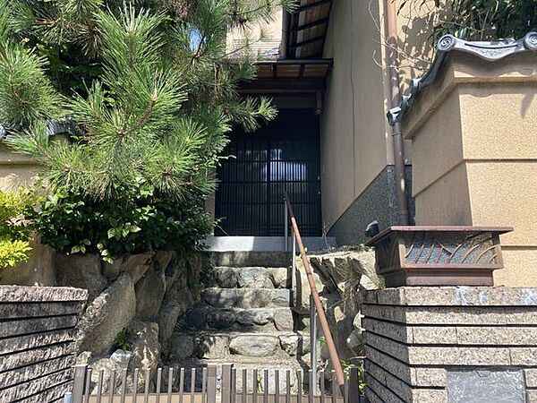 風情ある石造りの階段と豊かな植栽が美しく調和する現地ならではの穏やかな風景ですね！周辺の落ち着いた空気に包まれながら心からリラックスできる穏やかな暮らしがここから始まります