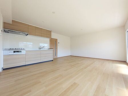 柔らかな自然光がたっぷりと差し込み木目の床を優しく照らし出す明るく穏やかなリビングです！すっきりとしたレイアウトがしやすく家族みんながゆったりとくつろげる空間です