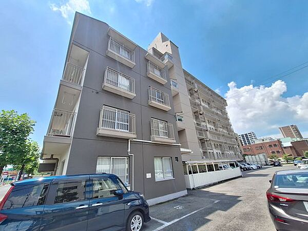 住まい選びは、価格や立地だけでなく、将来の暮らし方まで含めて考えることが大切です。今の段階で気になっていることを、まずスタッフに話してみてください