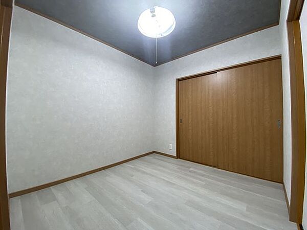 おしゃれなデザインの寝室で、毎日の眠りが楽しみになるような空間を提供します。機能的で快適な寝室で、質の高い睡眠を実現し、心地よい朝を迎えられます