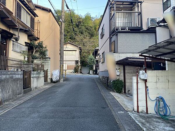 交通量が少なく、静かな前道で落ち着いた生活を提供します。広い道路で、駐車も楽々できる便利な立地です。