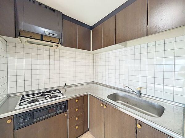 3口コンロ付きのキッチンは、調理の効率が良く、同時に多くの料理を作れる便利で機能的な空間です