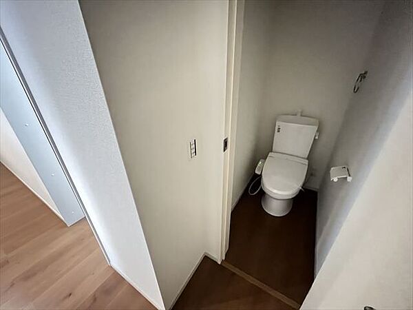 1階トイレ：無駄のないシンプルなトイレは、お好みに合わせた空間づくりが楽しめます。（2025年11月11日撮影）