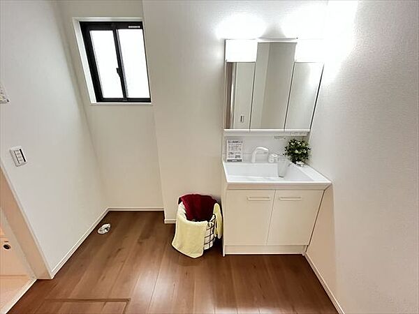 鏡裏収納で化粧品などがすっきり片付く洗面台。窓があるため明るく、換気もしやすく清潔な空間を保てます。（2025年11月11日撮影）