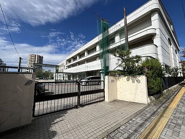 名古屋市立豊岡小学校【教育目標】よく考え学ぶ子、人のために役立つ子、心もからだも強い子　【目指す児童像】変化の激しい社会を生き抜くため、多様な他者と協働できるよう、主体性と発信力をそなえた、心身と…