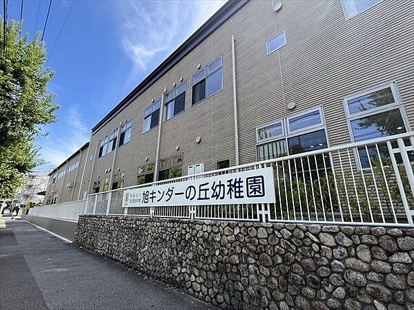 旭キンダーの丘幼稚園「自然にあふれた園で好奇心、豊かな情操を育む」　開放感のある園舎や玄関ホールには光が降り注ぎます。　体育、英会話、そろばんの授業では専門の先生が指導。誕生日月にはお祝いのお茶会…