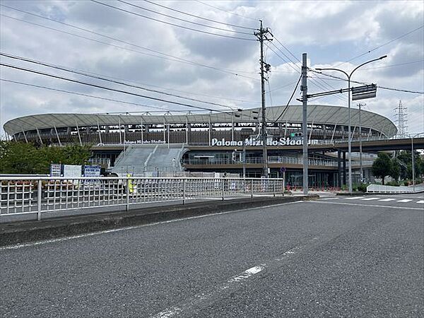 パロマ瑞穂スポーツパーク陸上競技、サッカー、ラグビーなど利用可能。国際規格の30000席を備える屋根付きスタジアム「パロマ瑞穂スタジアム」が2026年3月末に完成予定 960m