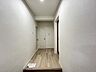 室内：玄関から見た廊下スペースです。スッキリとした空間。正面の扉はトイレへと繋がります。（2026年1月27日撮影）
