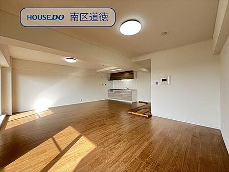 日中ずっと明るい自然光が差し込み、温かみのある快適な空間に。暖かい日差しを感じながら、リラックスしたひとときを過ごせます♪