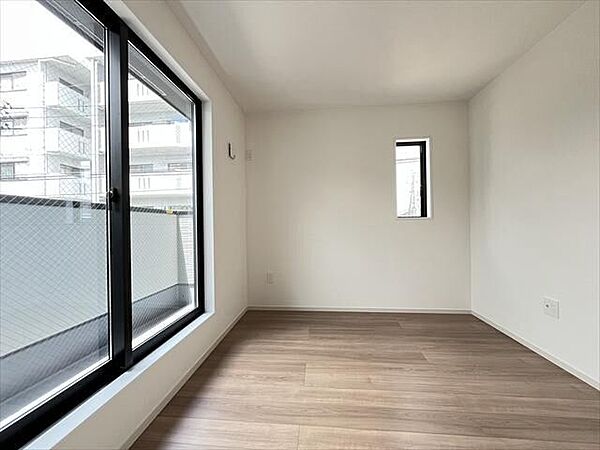 4.8帖：バルコニー付きの洋室です。窓からたっぷりの日差しが入り、明るいお部屋になっています。