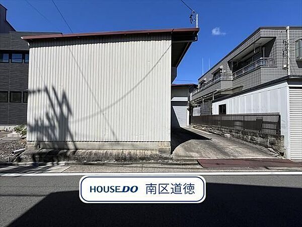 建築条件が無い土地ですのでお好きなハウスメーカーで建築可能です！小学校まで徒歩約3分、中学校まで徒歩約15分。