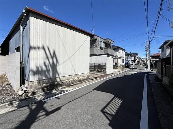 前面道路は一方通行ということもあり、車の通りも多くなく駐車がしやすいです。