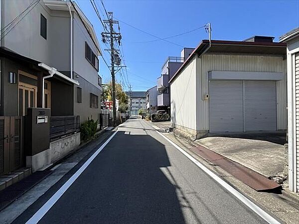 幅員約5.3mの南東側前面道路です。交通量も少ないので、お子様も安心ですね。