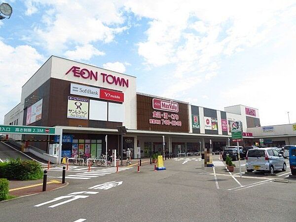 イオンタウン熱田千年夜22時まで（薬の販売は21時まで）営業しています。同施設内にはドラッグストアや100円均一、フィットネスジムが入っています。駐車場も広いのでゆとりをもって停めれます。 1760m