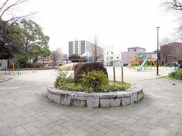 四条公園平日の昼間でも近隣の保育園児たちが遊びにきています。土日は小学生の子どもたちで賑わっています。 530m