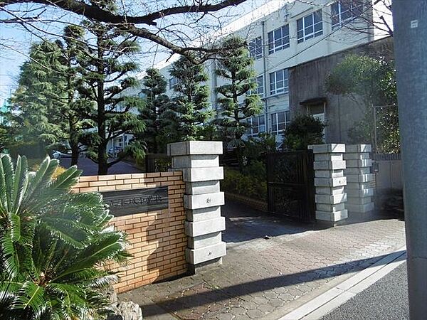 名古屋市立本城中学校【教育目標】生きて働く学力を増進させる健康と体力を増進させる道徳的実践力を身に付けさせる豊かな情操を育てるなど、調和のとれた人間の育成に努める。 710m