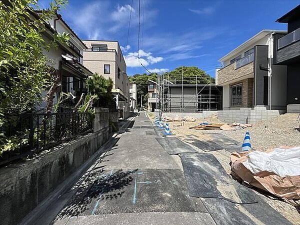 幅員約4mの南側前面道路です。大型車の通行が少ないので、振動や騒音が抑えられます。