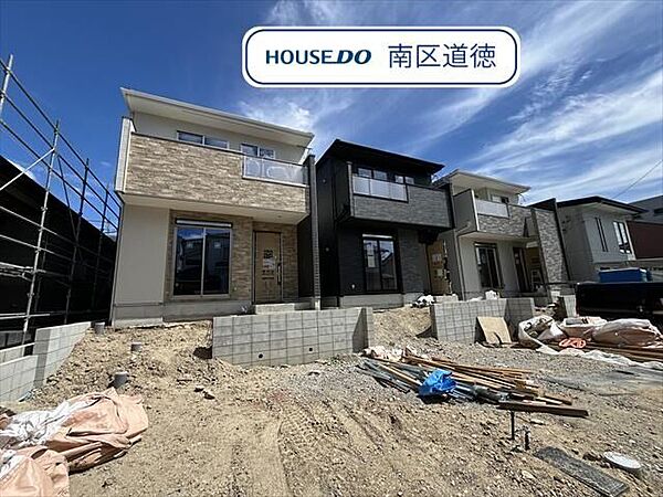 道路より高い位置に建物があり、明るく風通しの良い住空間！住宅街に立地です。駐車も焦らずできそうですね。