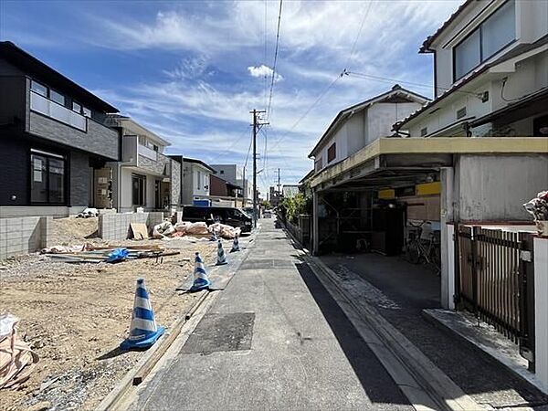 幅員約4mの南側前面道路です。車はスピードを抑えて走行するので、お子様にも安全な道幅となっています。