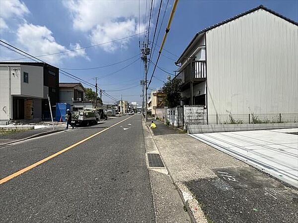 南側前面道路です。歩道があるのでお子様の通学も安心ですね。この道路沿いに「ファミリーマート名古屋大磯通店」があり買い物に便利♪