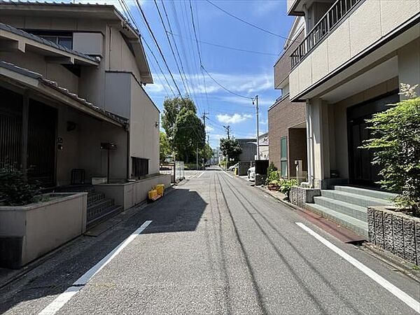 西側前面道路は、南方面への一方通行ということもあり、車の通りも多くなく駐車がしやすいです。