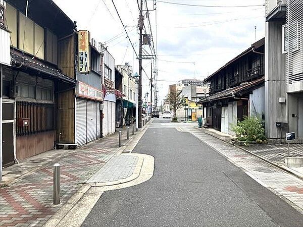 東側前面道路：居室を南向きに設計しやすく、朝日を感じて生活する事ができます。特に午前中は明るいです。（2024年4月26日　撮影）