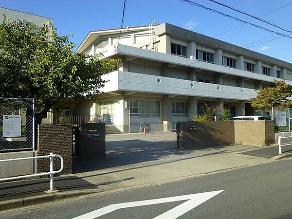 名古屋市立名南中学校【名古屋市立名南中学校】【校訓】団結「健康で、人と協力する心を育てる」努力「学業に励み、真理と正義を求める心を育てる」実行「言動に責任を持ち、進んで自己を磨く心 640m