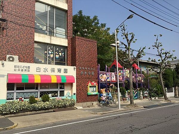 白水保育園【白水保育園】定員数の多い保育園で仲間がいっぱいです。マーチングバンドが有名で年長になると全員が参加。努力する事を学んだり、協調性と仲間意識を育てています。 380m