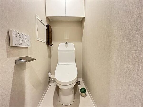 TOTOトイレ：温水洗浄便座・壁付けリモコン・上部収納を完備。毎日快適に使える機能的なトイレです。