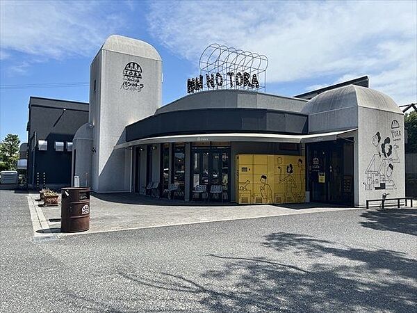 パンのトラ 八事店行列必至、工夫満載の手作りパンと広々快適スペース。おすすめは、ブラックココアの生地に自家製生チョコとくるみを練り込んだ生チョコ食パン！お土産にもぴったりの一品が揃っています　【営…