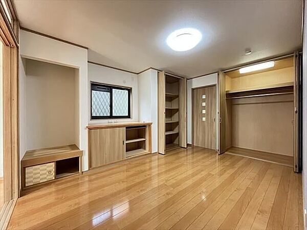 1階7.3帖：クローゼットや棚などが備え付けられた収納豊富なお部屋です！セカンドリビングとしても使える広々空間。6帖洋室と繋がりがあり、ゆったりとしたスペースに♪