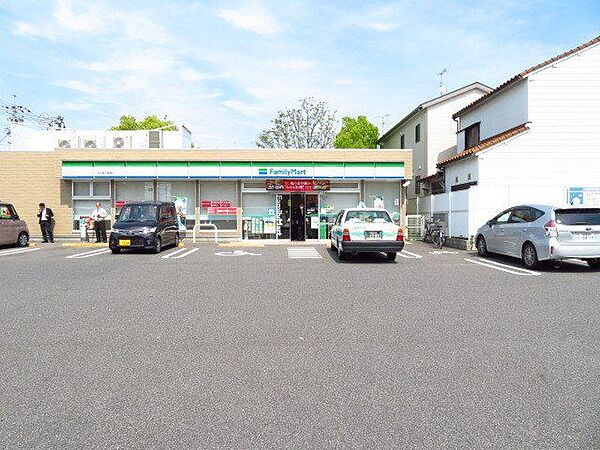 ファミリーマート 名古屋大磯通店【ファミリーマート 名古屋大磯通店】最寄り駅　桜駅。敷地面積が広く、3方向に道路があるため、駐車場への出入りがしやすい立地です。 230m