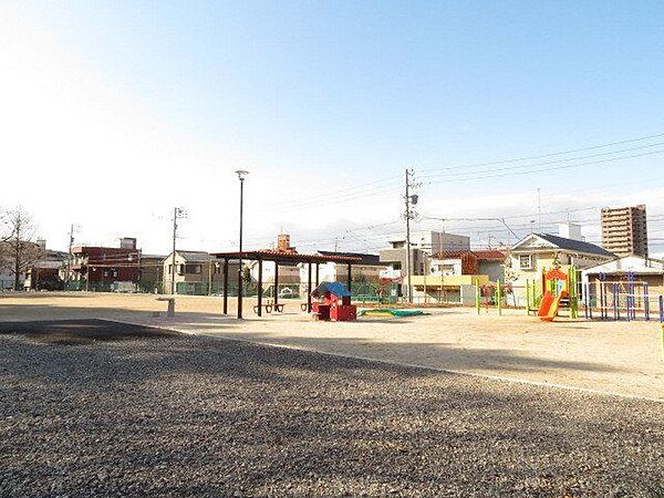 呼続公園【呼続公園】静かで安心して遊べ、四季の変化を楽しむ事が出来る公園です。公園内には曽池があり、6～8月にかけて睡蓮が一面を覆います。児童公園、野球場（有料）もあります。 460m