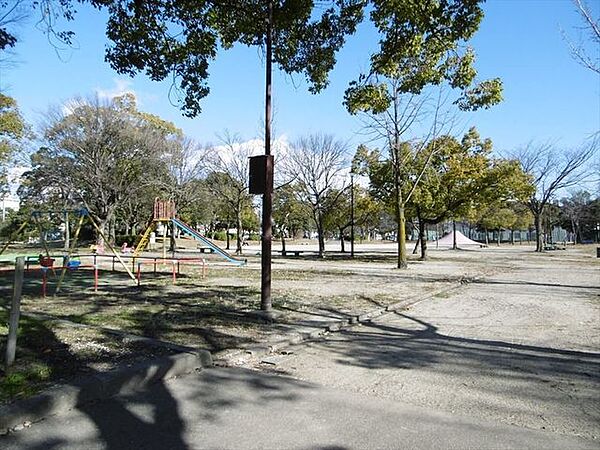 水袋公園大江川緑地にほど近い水袋公園。歴史を感じるやま滑り台と芝が印象的な公園です。 240m