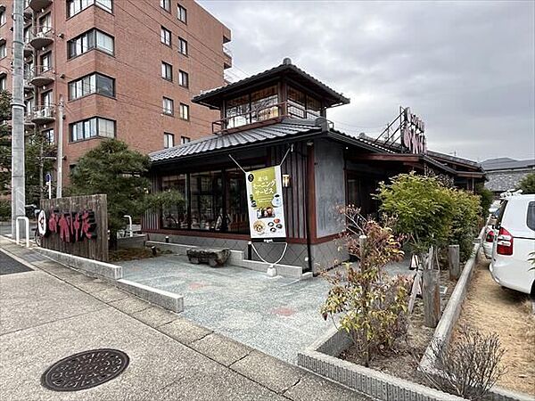 おかげ庵 本店・甘味以外にも各種ドリンク、お食事など幅広いメニューをご用意。出汁が自慢の麺類をはじめ、お雑煮や鉄板ナポリタンで心も体も温まります。　「営業時間」7時～23時　コメダ珈琲店本店と共用…