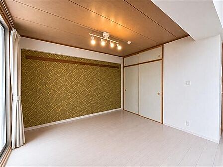 アクセントクロスがおしゃれな空間。※実際の写真から家具消しの加工行っております。