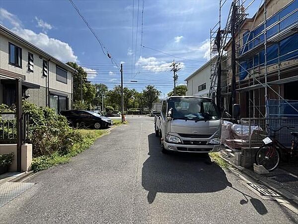 道路の突き当りに「千鳥公園」があります。毎年の夏には納涼盆踊り大会が開催されるそうです♪親子で夏を楽しめますね！