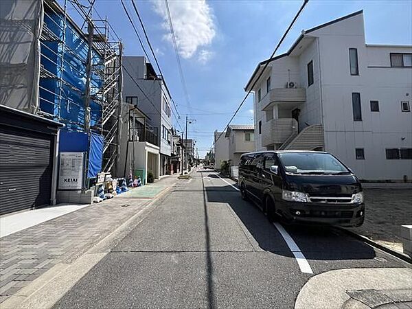 歩道があるのでお子様の通学も安心ですね。小学校まで徒歩約4分と、お子様の通学や学校行事も歩いてらくらくです♪